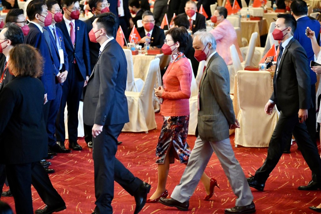 前行政長官林鄭月娥和丈夫出席國慶酒會。