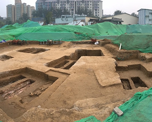 北京地鐵站附近再發現古墓。網圖