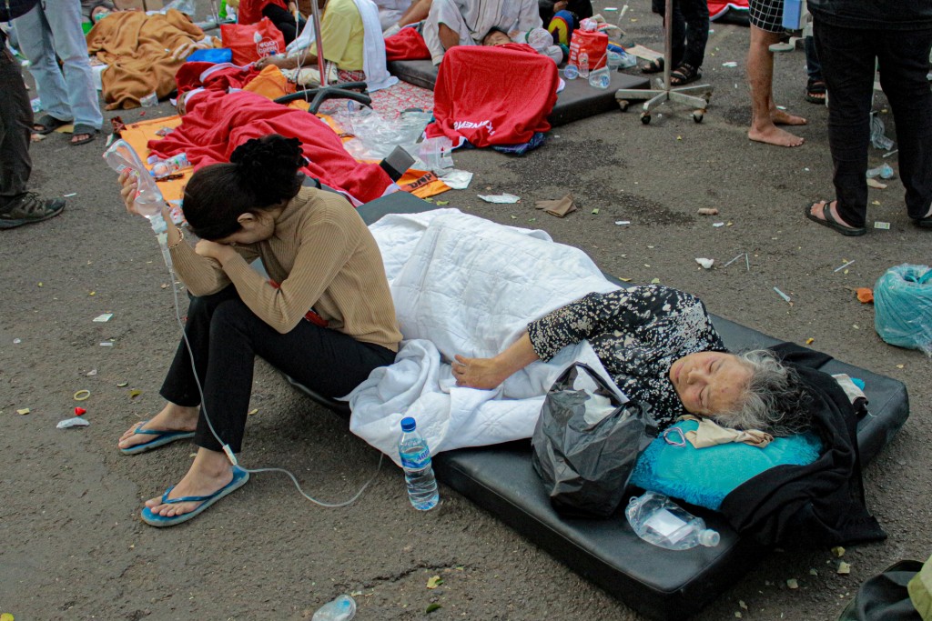 由於醫院在地震後停電，當局要在停車場搭建帳篷，救治傷者。AP圖