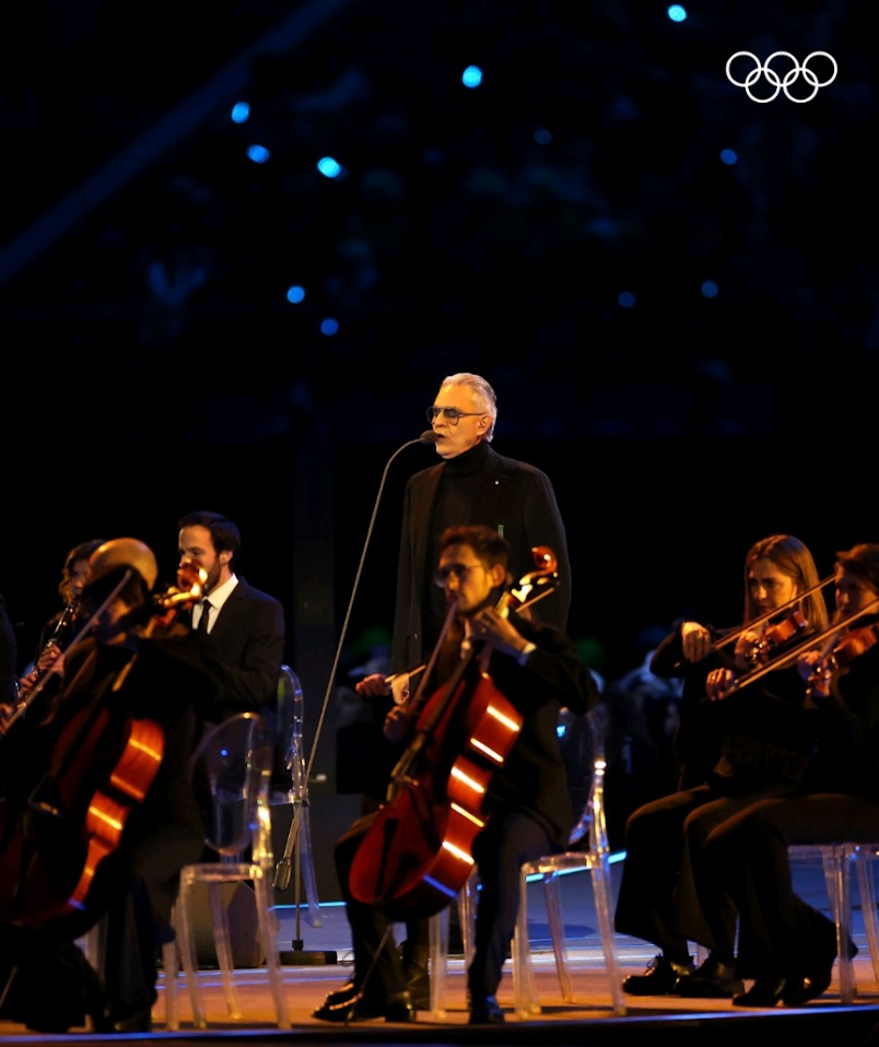意大利失明男高音歌唱家Andrea Bocelli亦在管弦樂隊伴奏下高歌。（奧運官方IG）
