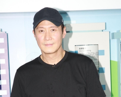 黎明身穿黑色運動裝，頭戴cap帽，參與慈善活動。