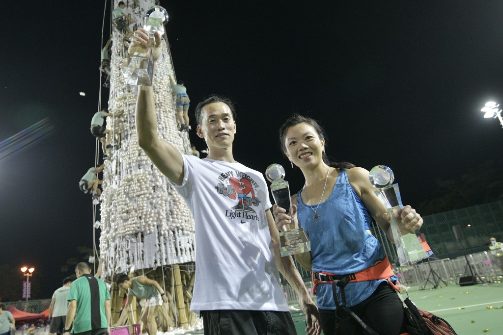 男子组冠军锺玉川（左）、女子组冠军黄嘉欣（右）。陈浩元摄