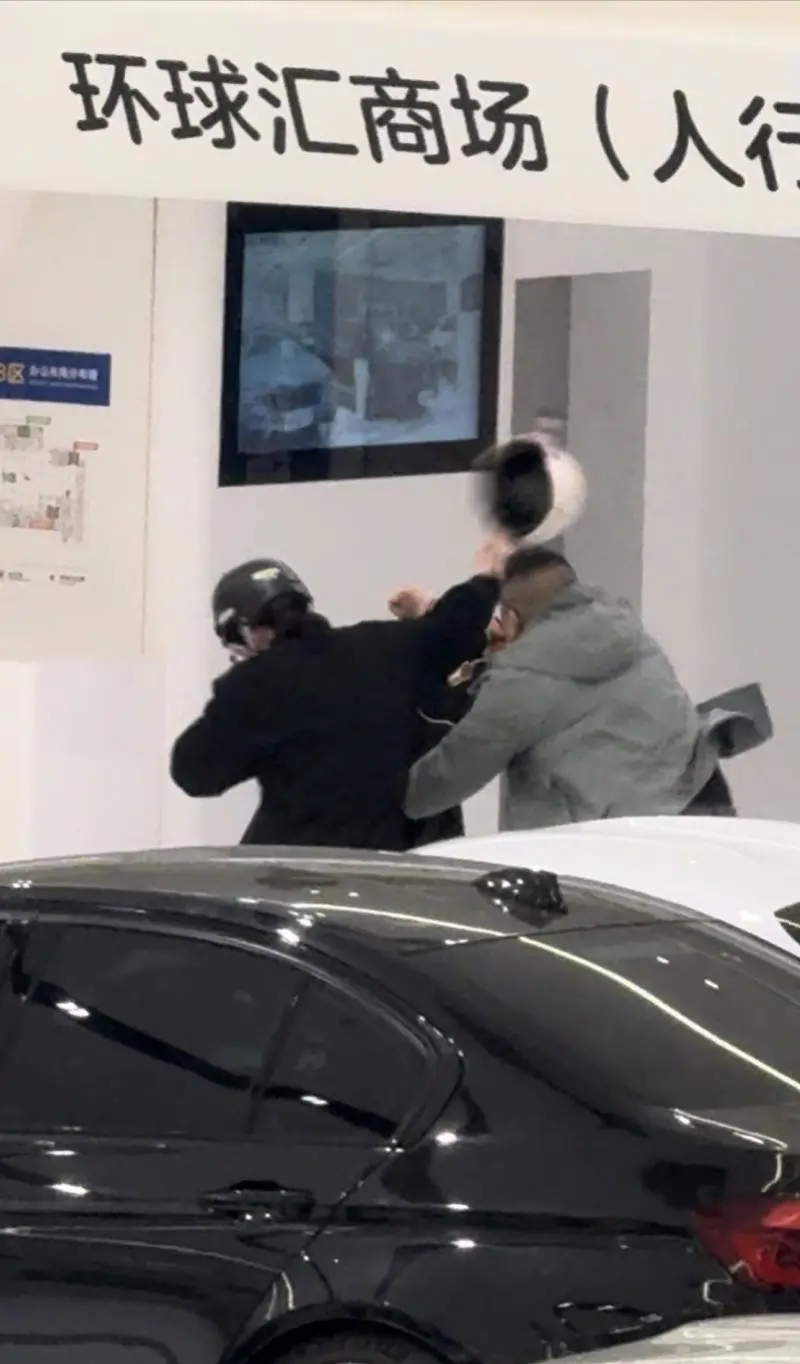 铁铁团队被对方持头盔殴打瞬间。