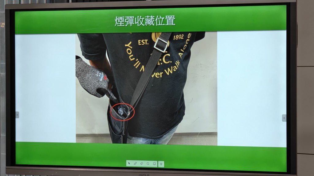 海關搜獲一粒懷疑依托咪酯煙彈。黃文威攝