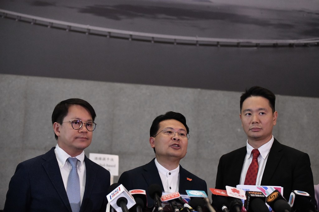 陈克勤（左）接替李慧琼担任民建联主席。资料图片