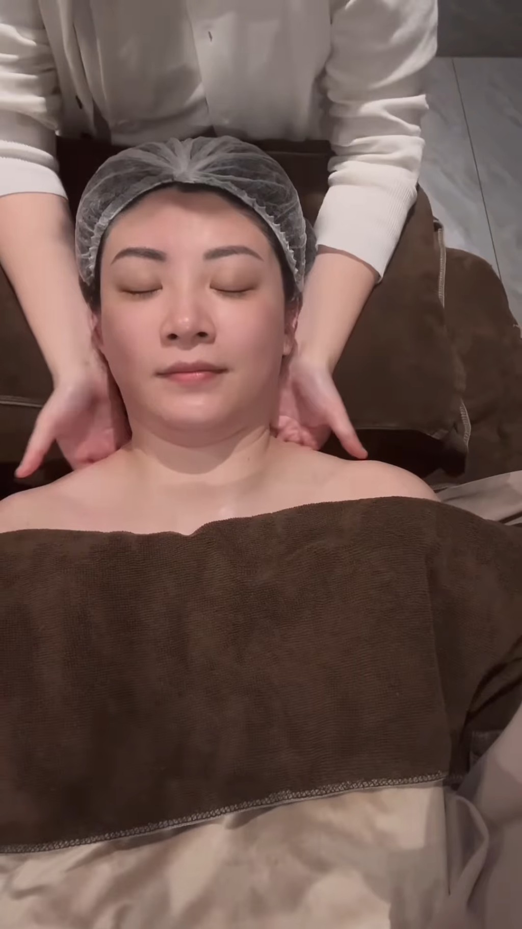 與媽媽一起按摩做Facial，令張文采再次變靚。
