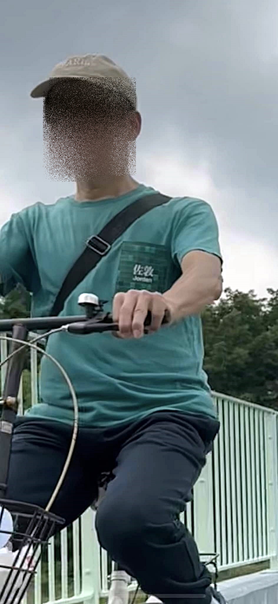 放下午餐肉的男子踏單車離去。fb:上水,粉嶺,大埔分享群 放下午餐肉的男子踏單車離去。fb:上水,粉嶺,大埔分享群