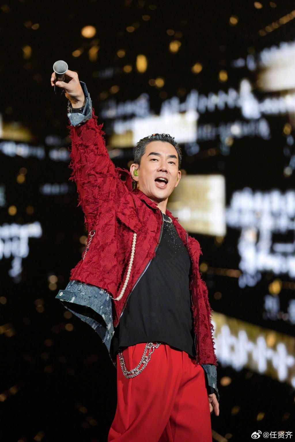 任賢齊為「齊跡二〇二五」巡迴演唱會在世界各地跑透透,還常到各地看房地產。(TVBS新聞網圖片) 任賢齊為「齊跡二〇二五」巡迴演唱會在世界各地跑透透,還常到各地看房地產。(TVBS新聞網圖片)