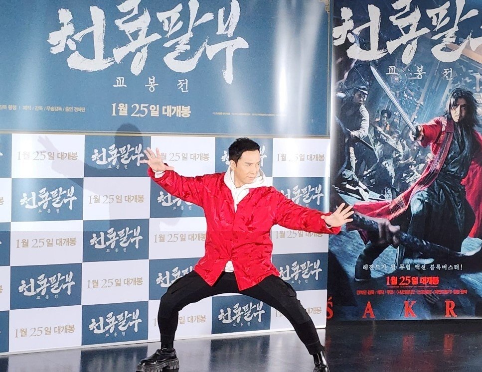 「宇宙最強」甄子丹在首爾建國大學外的戲院為主演的武俠巨作《天龍八部之喬峰傳》出席記者會。
