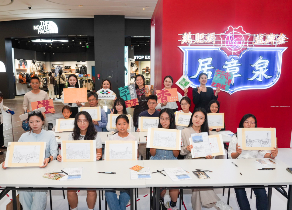 深圳市民參加「城市寫生工作坊」。