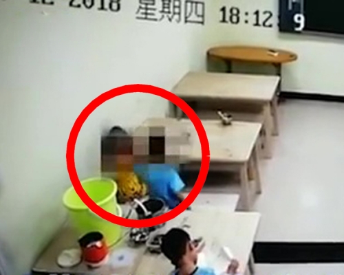 畫面顯示身穿藍衣的男童靠近及多次用手觸碰女孩身體。(網圖)