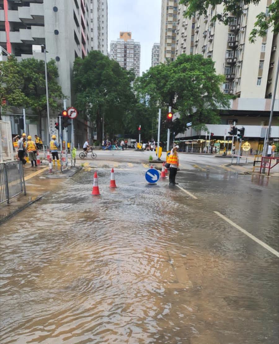 大埔安埔路近大元邨下午有食水管爆裂。羅曉楓fb圖片 大埔安埔路近大元邨下午有食水管爆裂。羅曉楓fb圖片