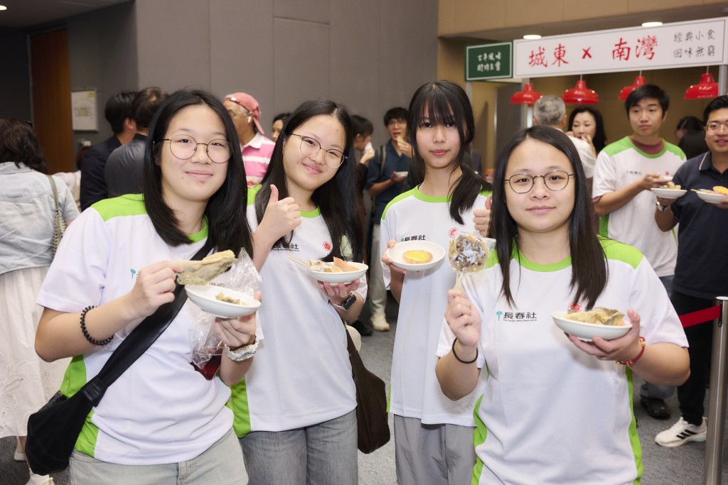 特色懷舊小食配合復古小食檔設計,讓參加者從味覺探索港島社區文化,在熟悉的風味中重溫昔日情懷。 特色懷舊小食配合復古小食檔設計,讓參加者從味覺探索港島社區文化,在熟悉的風味中重溫昔日情懷。