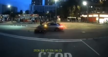 鐵騎士被撞飛拋上私家車「大銀幕」。fb交通意外求片區影片截圖