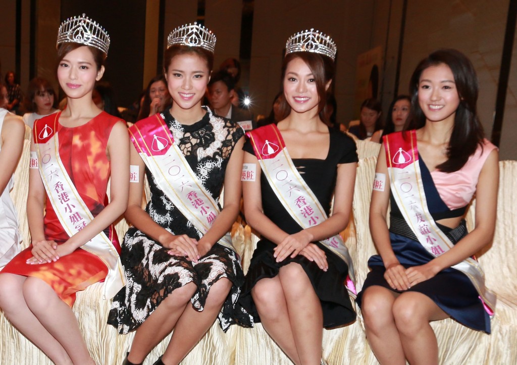 「友誼小姐」張寶兒當年與2016年三甲港姐馮盈盈、劉穎鏇、陳雅思出席領獎活動。