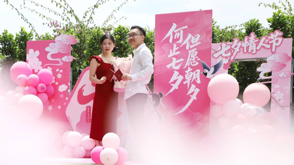 內地多地景區七夕前後推出新婚夫妻憑結婚證免門票活動。新華社