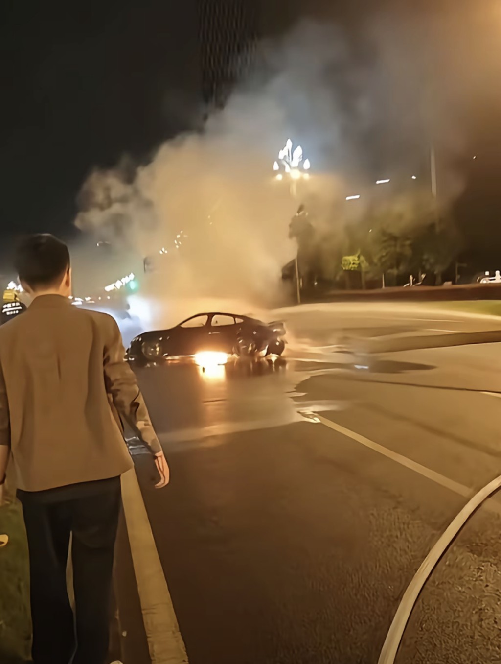 肇事小米SU7 Ultra撞車後著火。微博@整車異響咣當咣當