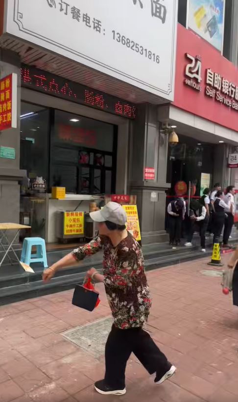 有附近店舖職員也放下手下工作加入拾錢。fb「港車北上分享群」影片截圖