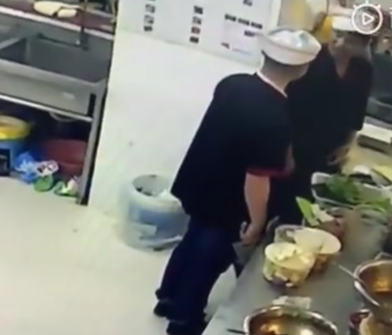 大連廚師手持菜刀斬總廚十多刀。網上圖片