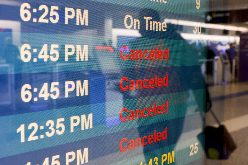 截至下午中段仍然取消了約2600班機。美聯社