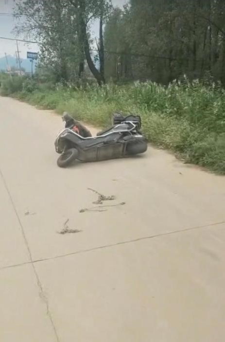 翻倒的电动单车。大风新闻