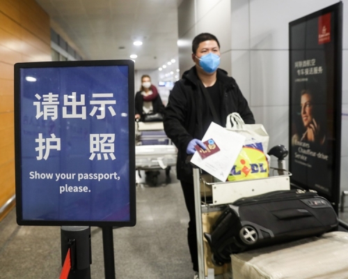 所有入境上海的人士都需進行新冠病毒檢測。新華社
