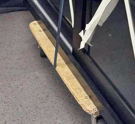 見到如此熟悉的車廂貨運畫面,網民 都肆意調侃一番,笑稱是「大媽搬屋 公司」。網上截圖 見到如此熟悉的車廂貨運畫面,網民 都肆意調侃一番,笑稱是「大媽搬屋 公司」。網上截圖