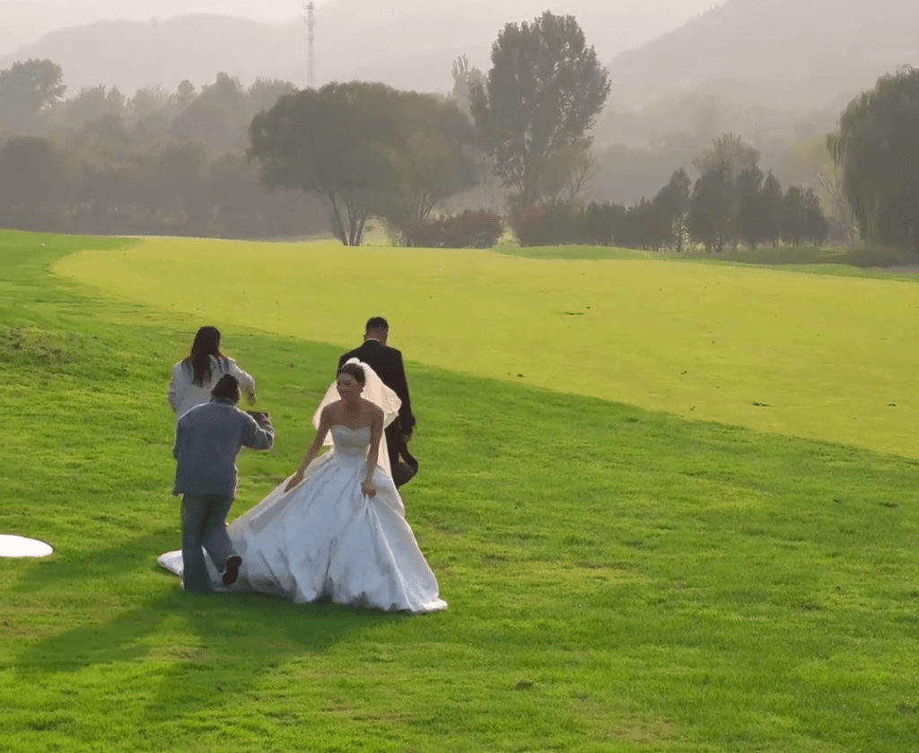 新娘被嚇得驚慌失措。 新娘被嚇得驚慌失措。