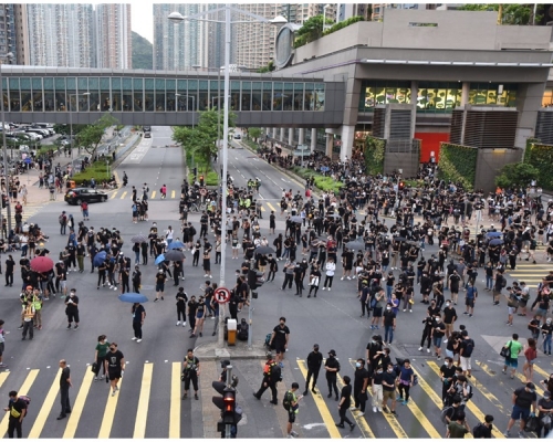 示威者佔據將軍澳站對開的寶邑路。