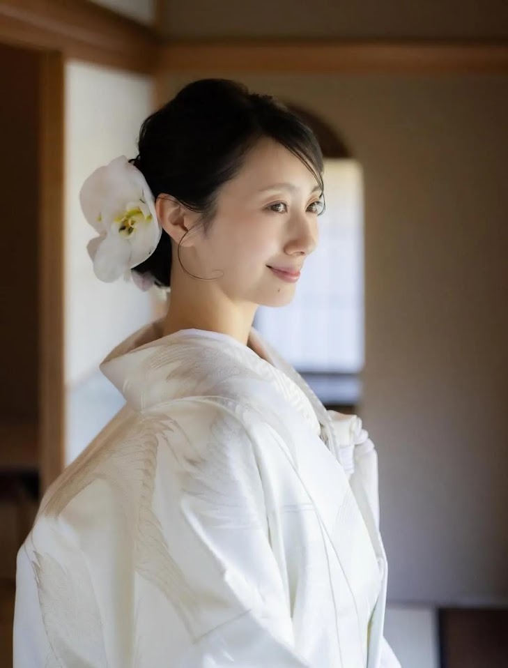 34岁日本国民女神波瑠公布婚讯，并公开穿上“白无垢”新娘和服的美照。