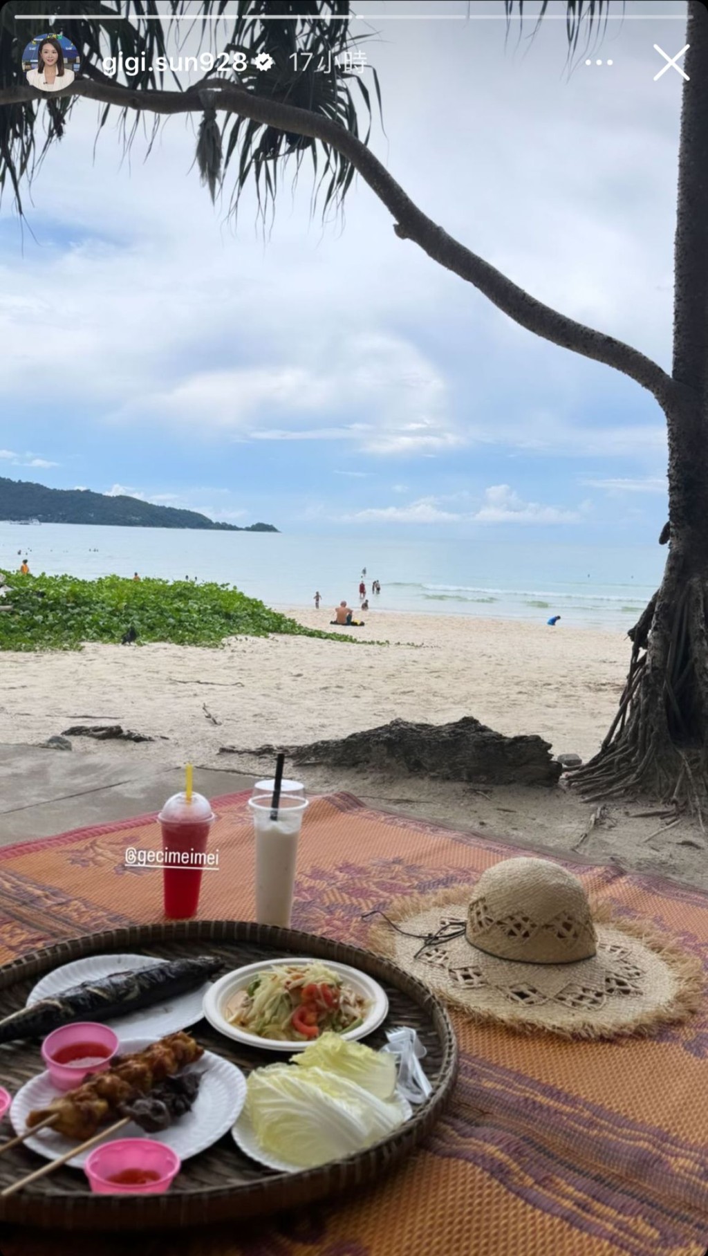 孫雪祺在沙灘一邊日光浴一邊品嚐串燒、青木瓜沙律等當地美食。