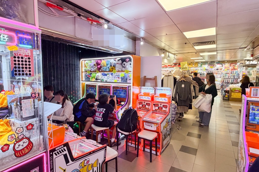 其中一個彈珠機店熱點葵涌廣場，吸引不少身穿校服的學生、小童坐在機前遊玩。