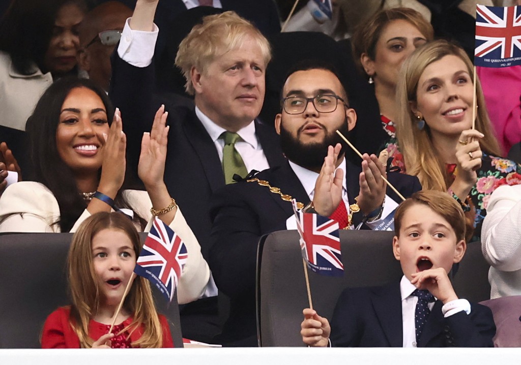 喬治小王子和夏洛特小公主都坐在包廂手搖著英國國旗。AP