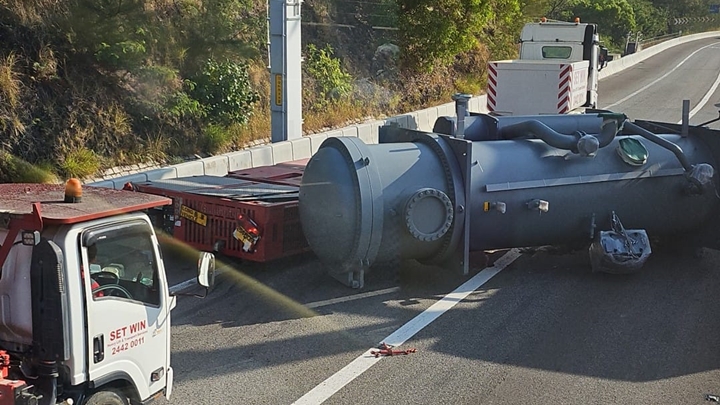 泵機由拖架跌出路面。fb屯門公路塞車關注組影片截圖