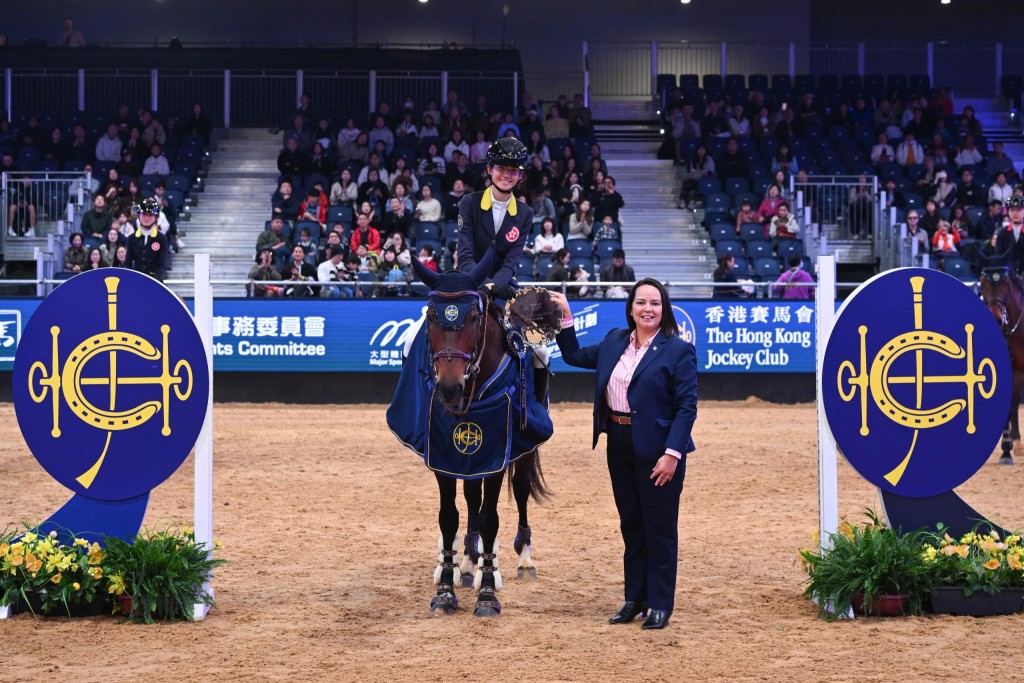 香港賽馬會青少年馬術隊代表王嘉莉奪得「香港賽馬會亞洲青年挑戰賽」全場總冠軍。 香港賽馬會青少年馬術隊代表王嘉莉奪得「香港賽馬會亞洲青年挑戰賽」全場總冠軍。