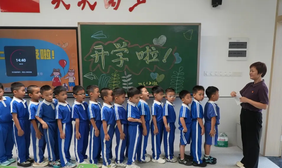 深圳白芒小学迁新校舍,配备人体工学午睡椅及自营饭堂。 南都 深圳白芒小学迁新校舍,配备人体工学午睡椅及自营饭堂。 南都