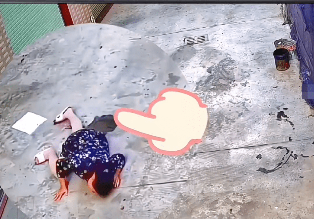 影片拍到女子重重摔倒在地