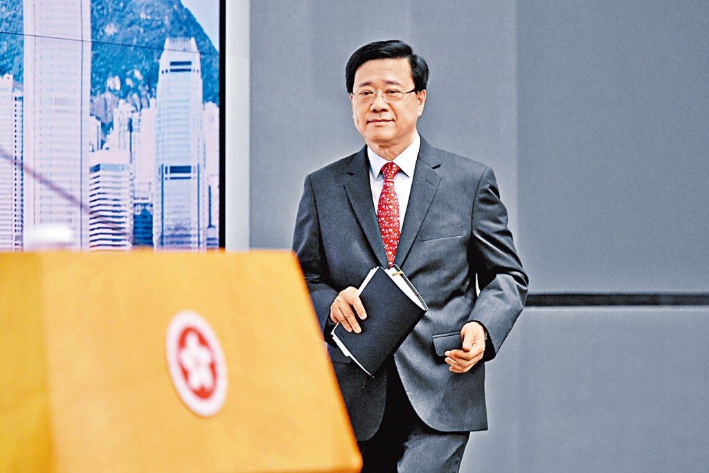李家超強調，每一個審批都會諮詢勞顧會。