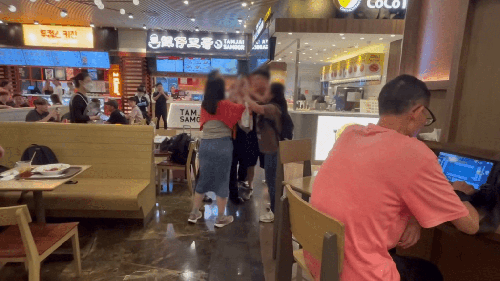 黑衫內地男子曾強調自己是「我們在這裏坐好的」。