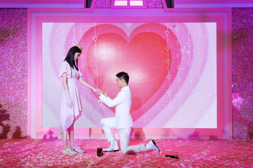 何猷君在2019年5月於上海一個商場向奚夢瑤求婚。 ​