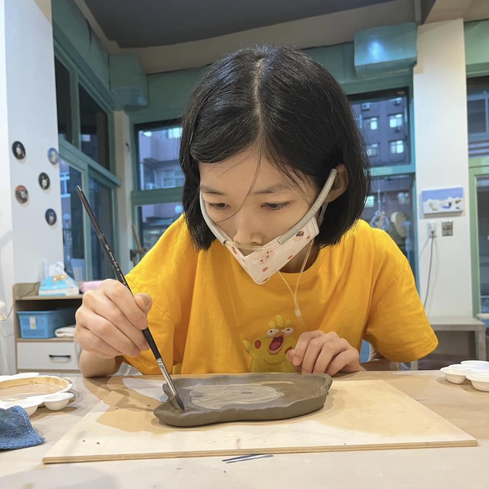 佩姿病逝前幾天在做手工藝,她十分熱愛生命。(圖片來源:「抗癌小天使湯佩姿」Facebook)