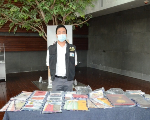 警方檢獲一批名牌手袋及現金等。