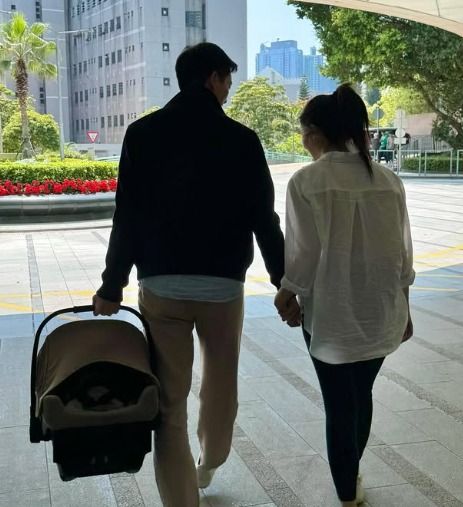 ３月時，麥明詩與丈夫手拖手，盛勁為另一手拎着BB搖籃，狀甚溫馨。