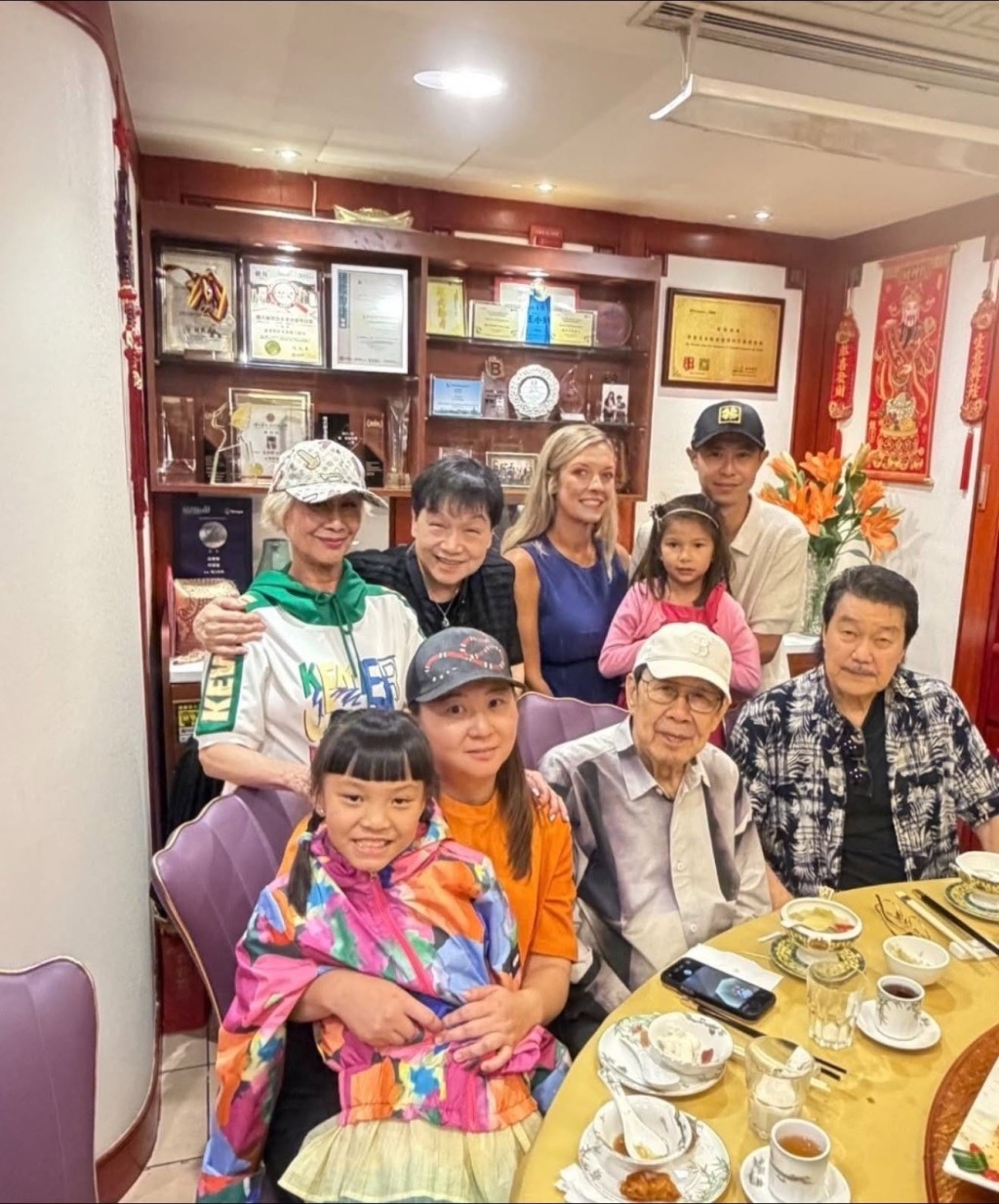 陳曼娜帶兒子一家出席圈中人聚會。