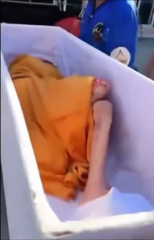 險被開始火化的老婦在棺木中突然睜開眼求救。Wat Rat Prakhong Tham