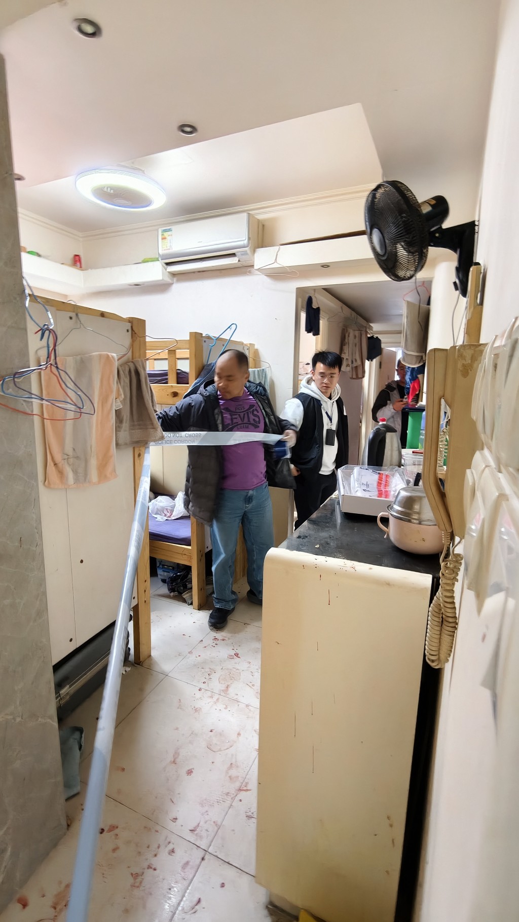 涉事單位放有3至4張碌架床，地下遺下大量鮮血。黃文威攝