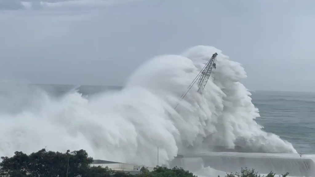 台东县富冈渔港吊车遭6米浪冲倒沉海。 threads