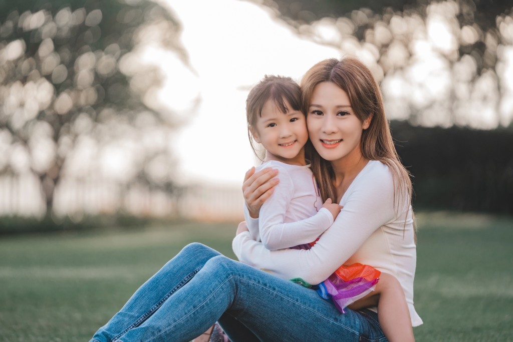 張嘉兒謂現在湊女返學唔化妝都唔驚嚇親人。