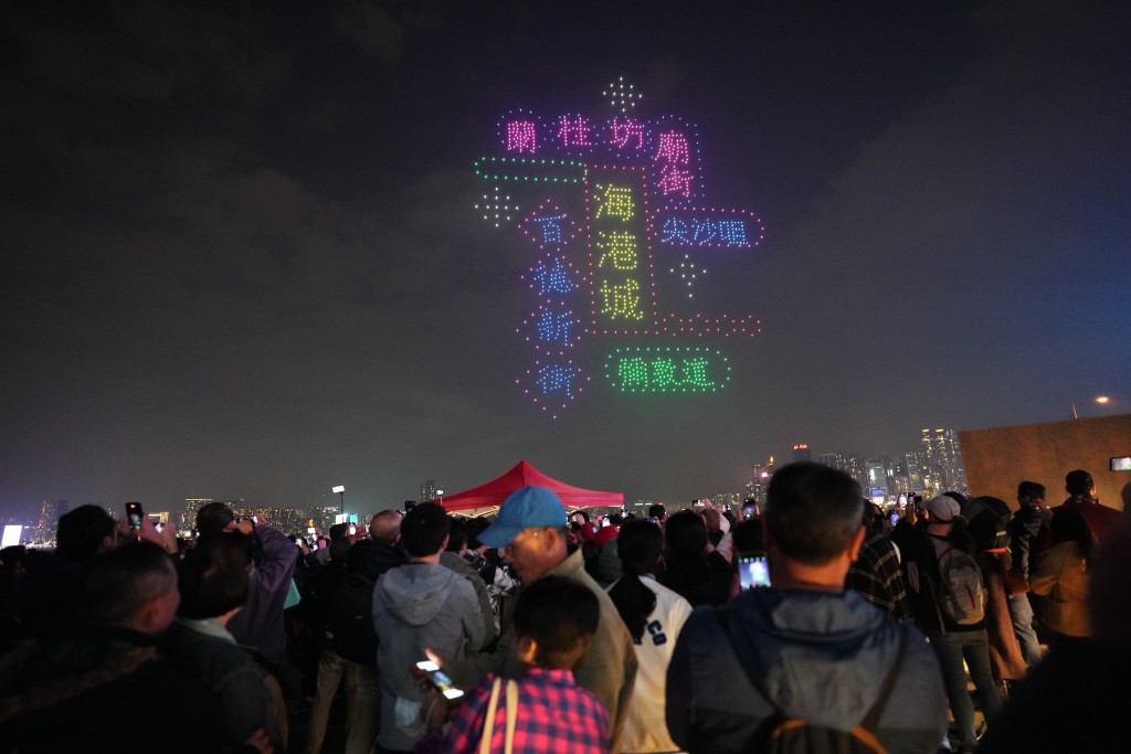 展示出不少具香港特色的图案，包括霓虹灯。苏正谦摄