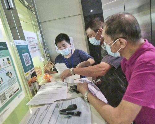 政府明日起至下周三(15日)將增設合共3間服務中心,接受消費券計劃下須補交或更正資料的市民補辦重新登記手續。資料圖片